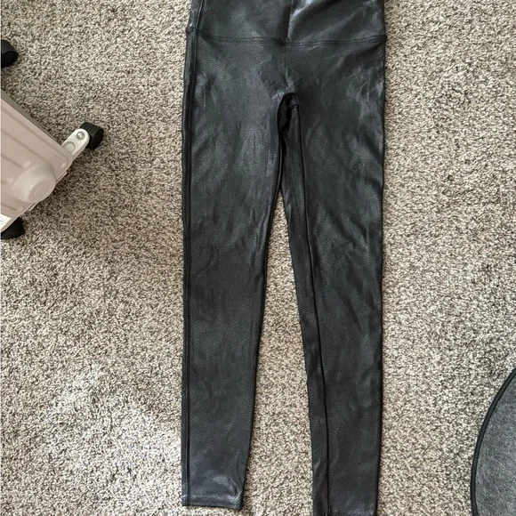 Women's SPANX Black Snakeskin Leggings - Picture 3 of 4